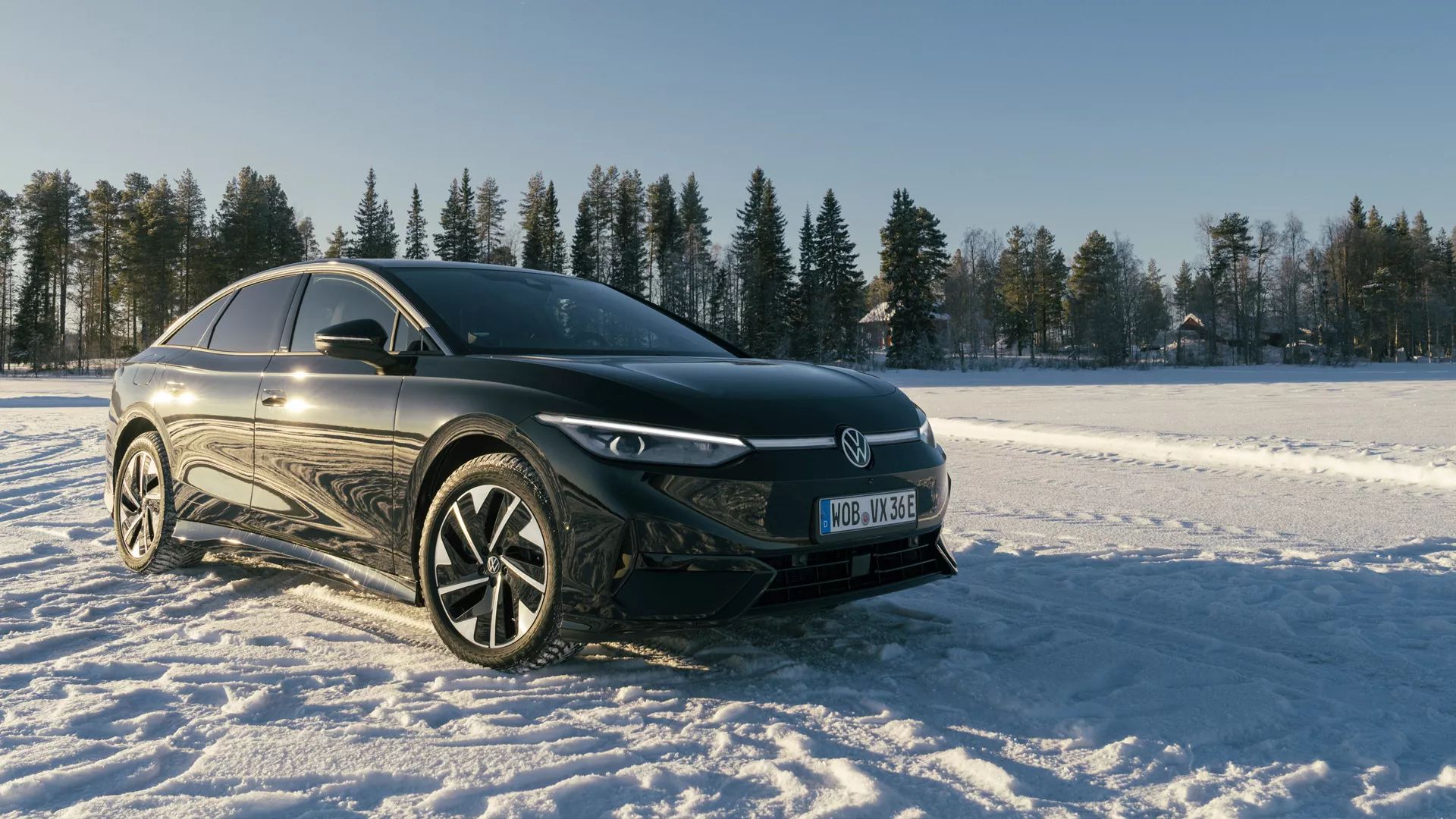 Čierny model ID.7 stojí na snehu v zimnej krajine za slnečného počasia. 