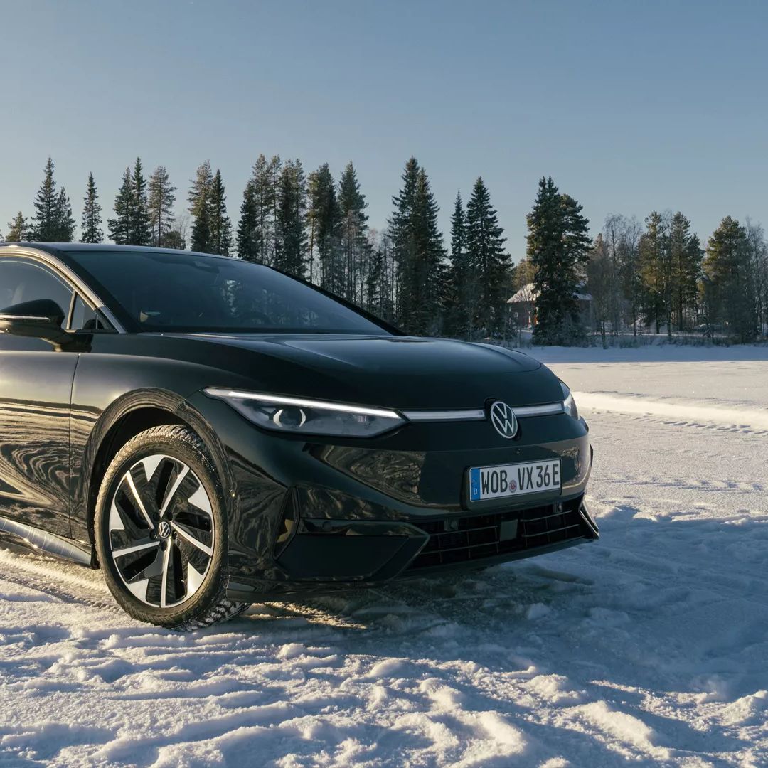 Čierny model ID.7 stojí na snehu v zimnej krajine za slnečného počasia. 