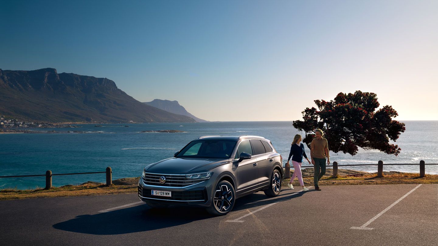 Volkswagen Touareg na parkovisku na pobreží