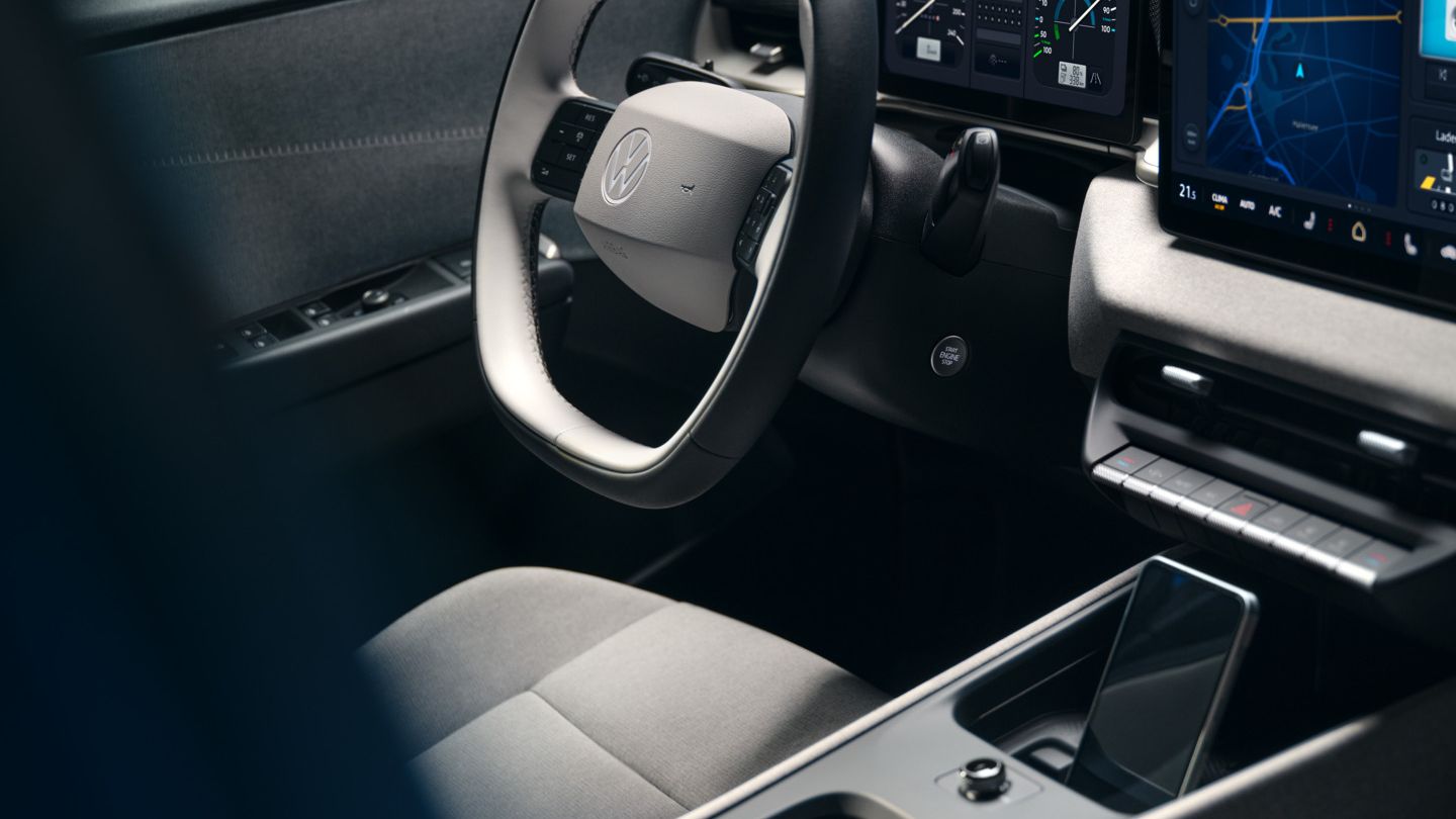Pohľad z miesta spolujazdca na miesto vodiča s dotykovým displejom modelu VW ID. Polo Style.
