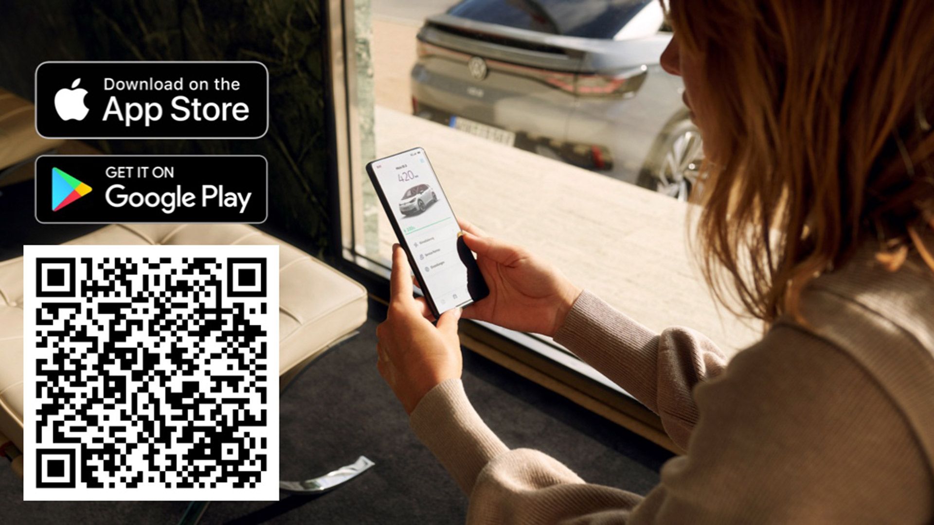 Žena drží v rukách mobilný telefón a pozerá aplikáciu na displeji. Na ľavej strane obrázka sú dve ikony s možnosťami stiahnutia aplikácie z App Store a Google Play, plus QR kód. Na pozadí je zaparkované elektrické vozidlo..