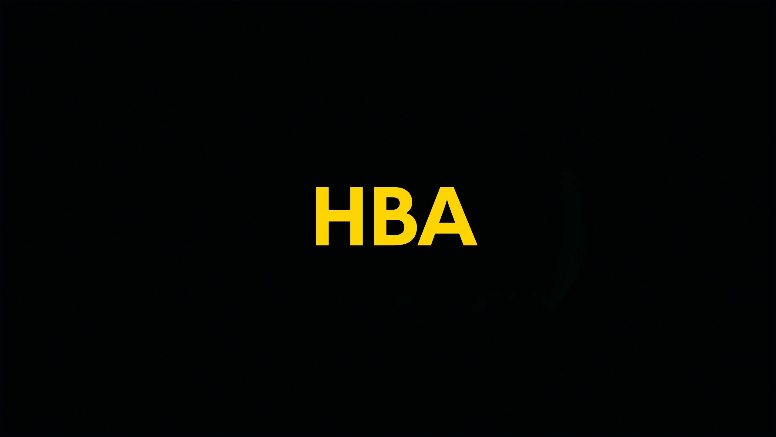 Čierne pozadie so žltým nápisom "HBA" uprostred. Nápis znamená hydraulický brzdový asistent.