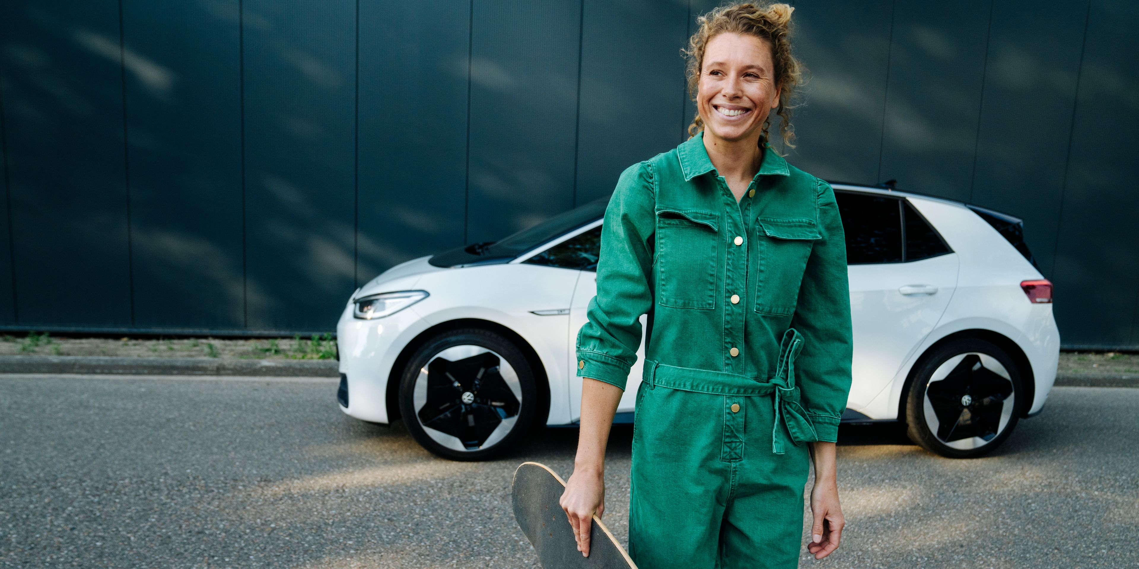 VW žena stojí pred ID.3