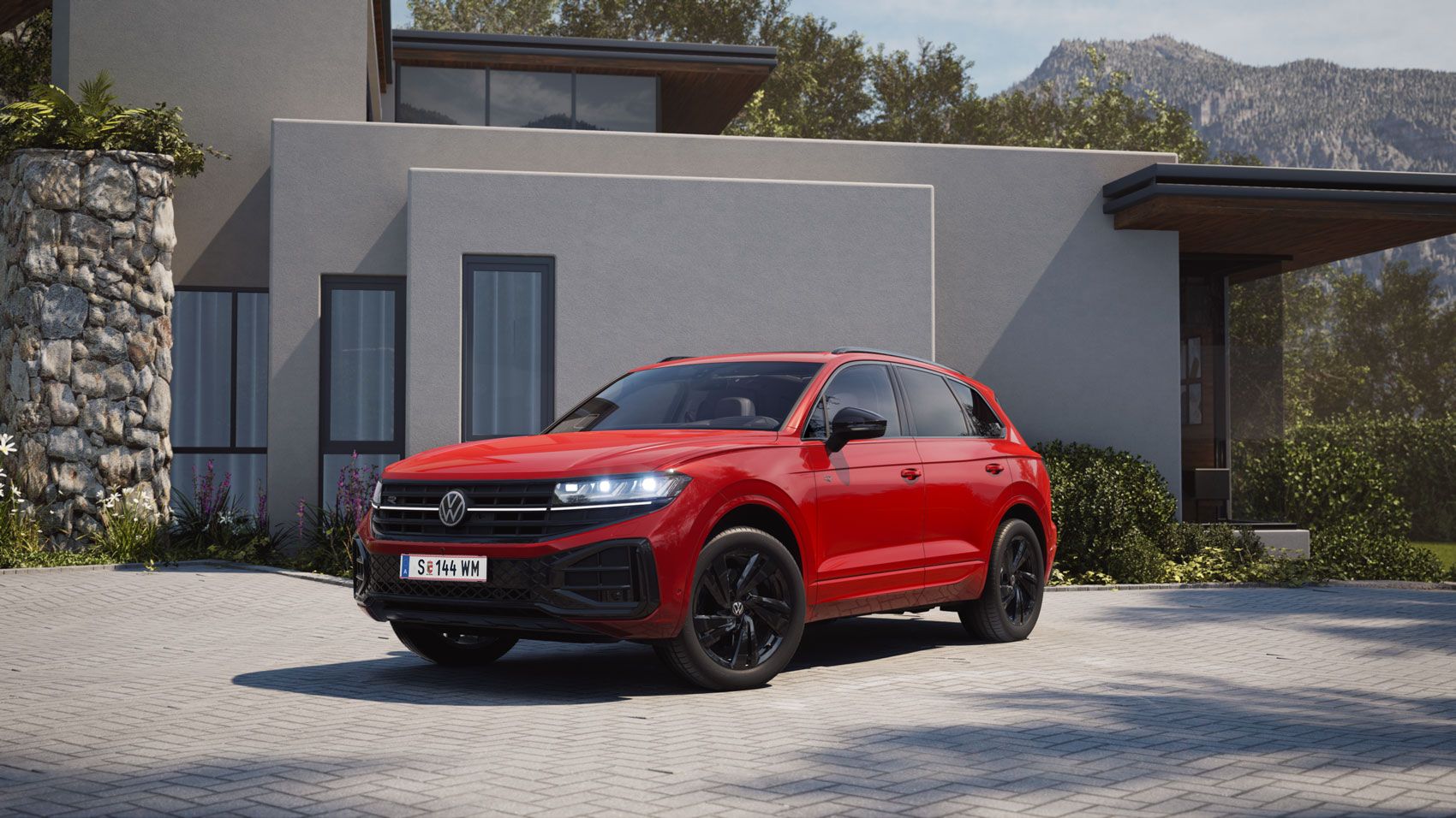 Červený VW Touareg s výbavou R-Line „Exteriér Black Style“.