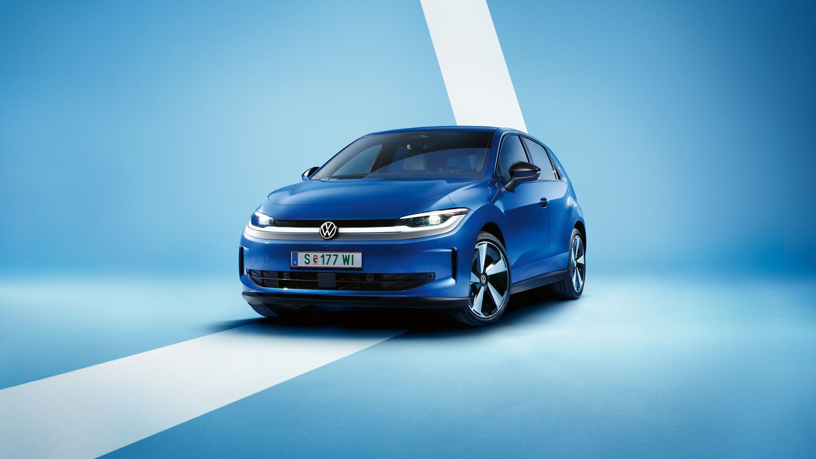 Modrý VW ID. Polo Style z predného bočného uhla na svetlomodrom pozadí.