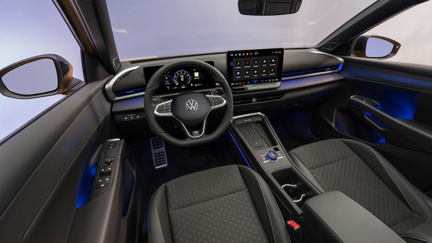 Pohľad do interiéru nového modelu Volkswagen T-Roc, ktorý zahŕňa predné sedadlá, volant palubnú dosku, prístrojový panel, displej MMI, výplne dverí, spätné zrkadlá a ambientné osvetlenie.