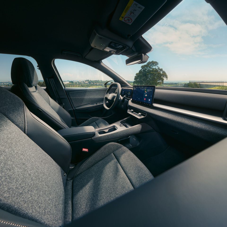 Pohľad do interiéru VW ID. Cross v tmavom interiéri s pohľadom na miesta vodiča.