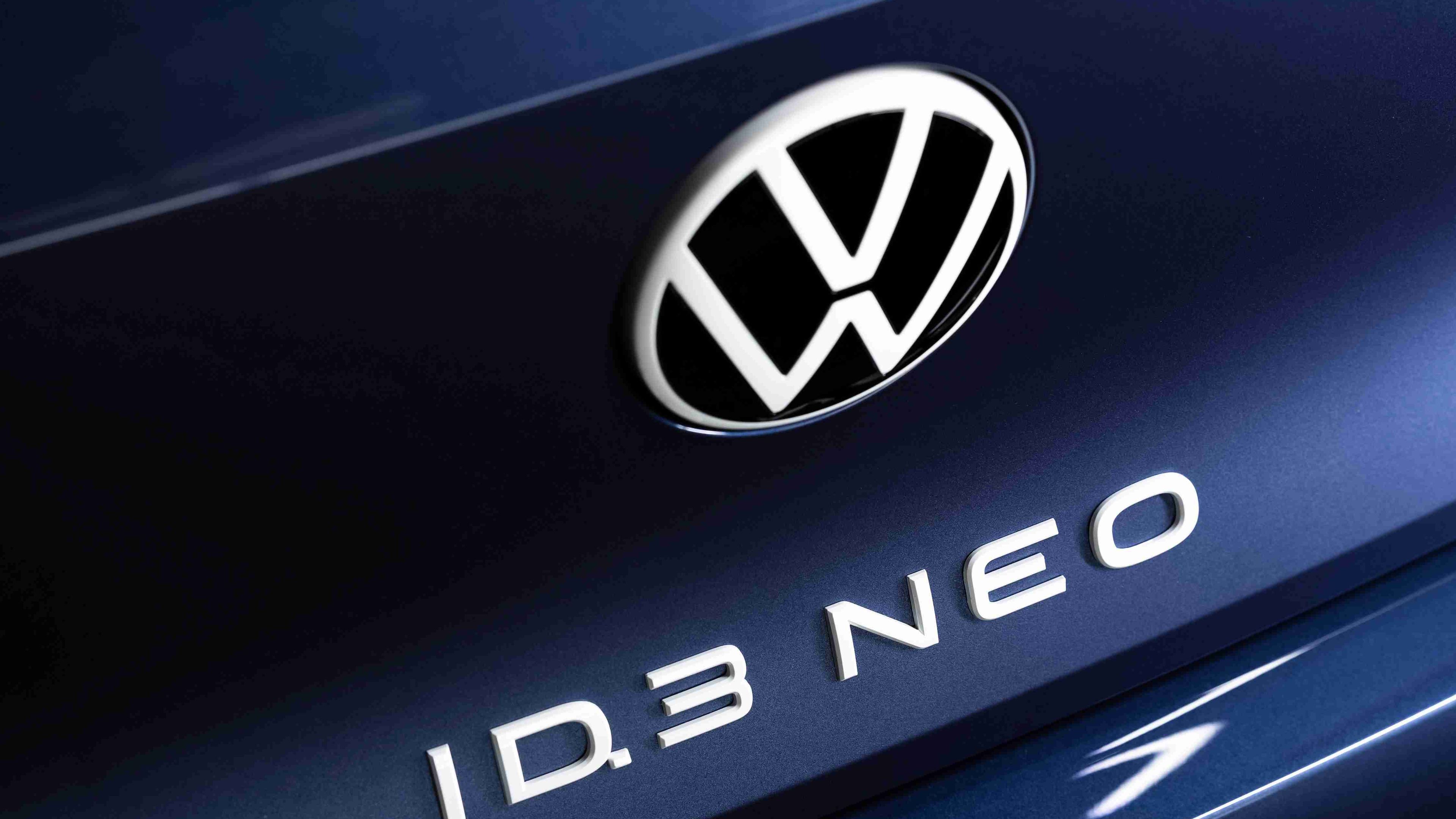 Detailný pohľad na logo VW a názov modelu ID.3 Neo na zadných dverách vozidla.