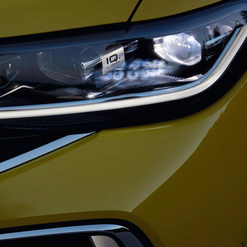 Detailný pohľad na predné svetlomety s viditeľným nápisom IQ.Light.
