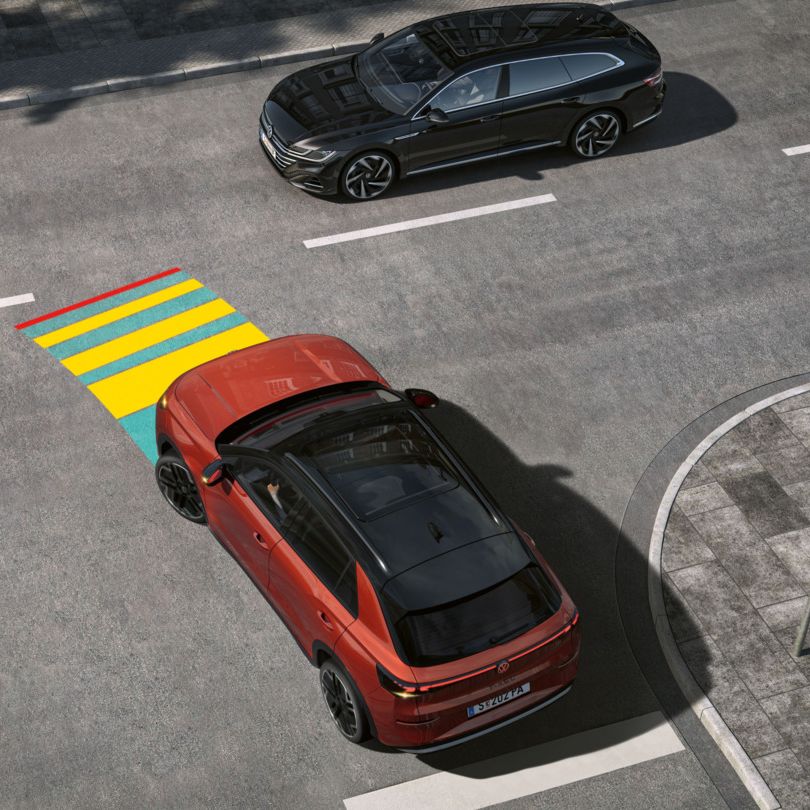 Ilustrácia schematicky znázorňuje fungovanie asistenta pre križovatky na príklade vozidla VW T-Roc.