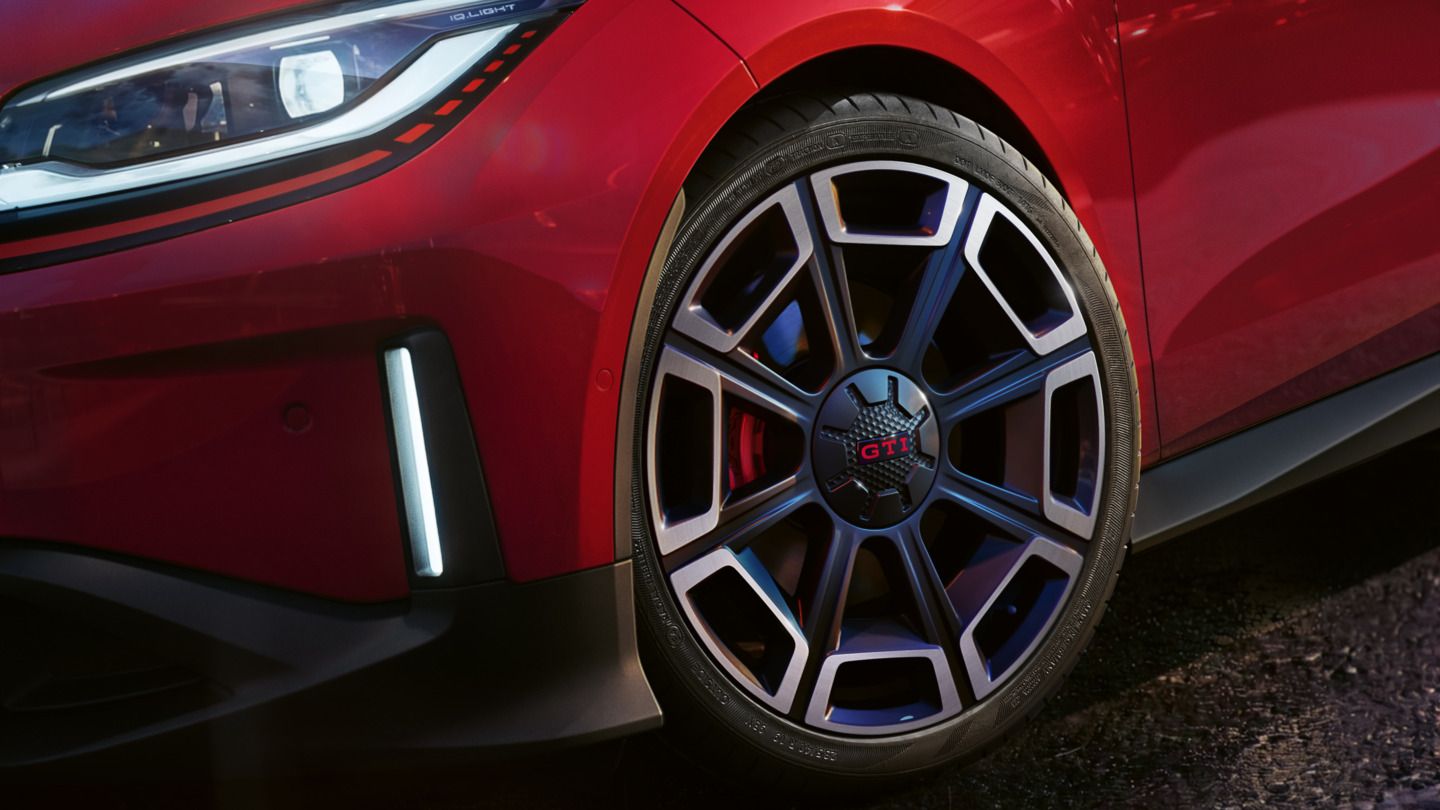 Detailný pohľad na disk červeného VW ID. Polo GTI.