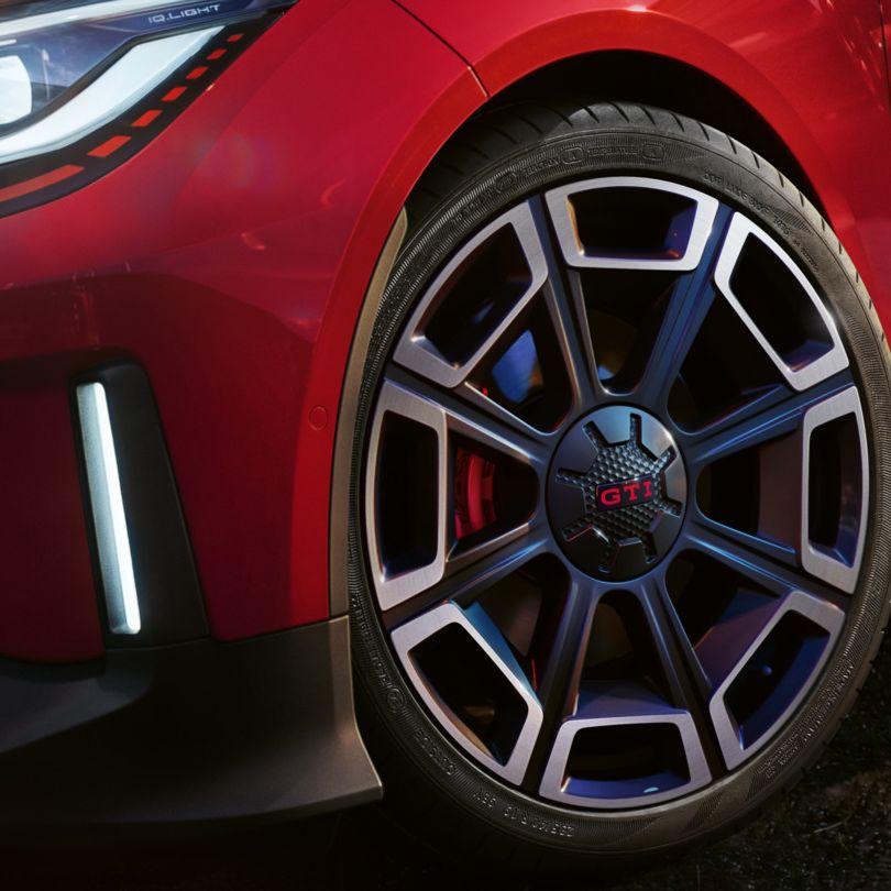 Detailný pohľad na disk červeného VW ID. Polo GTI.