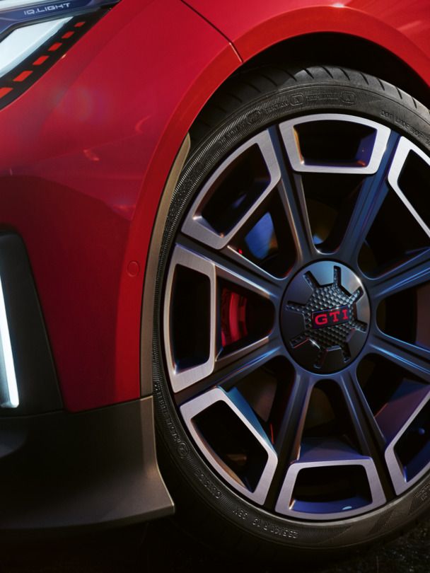 Detailný pohľad na disk červeného VW ID. Polo GTI.
