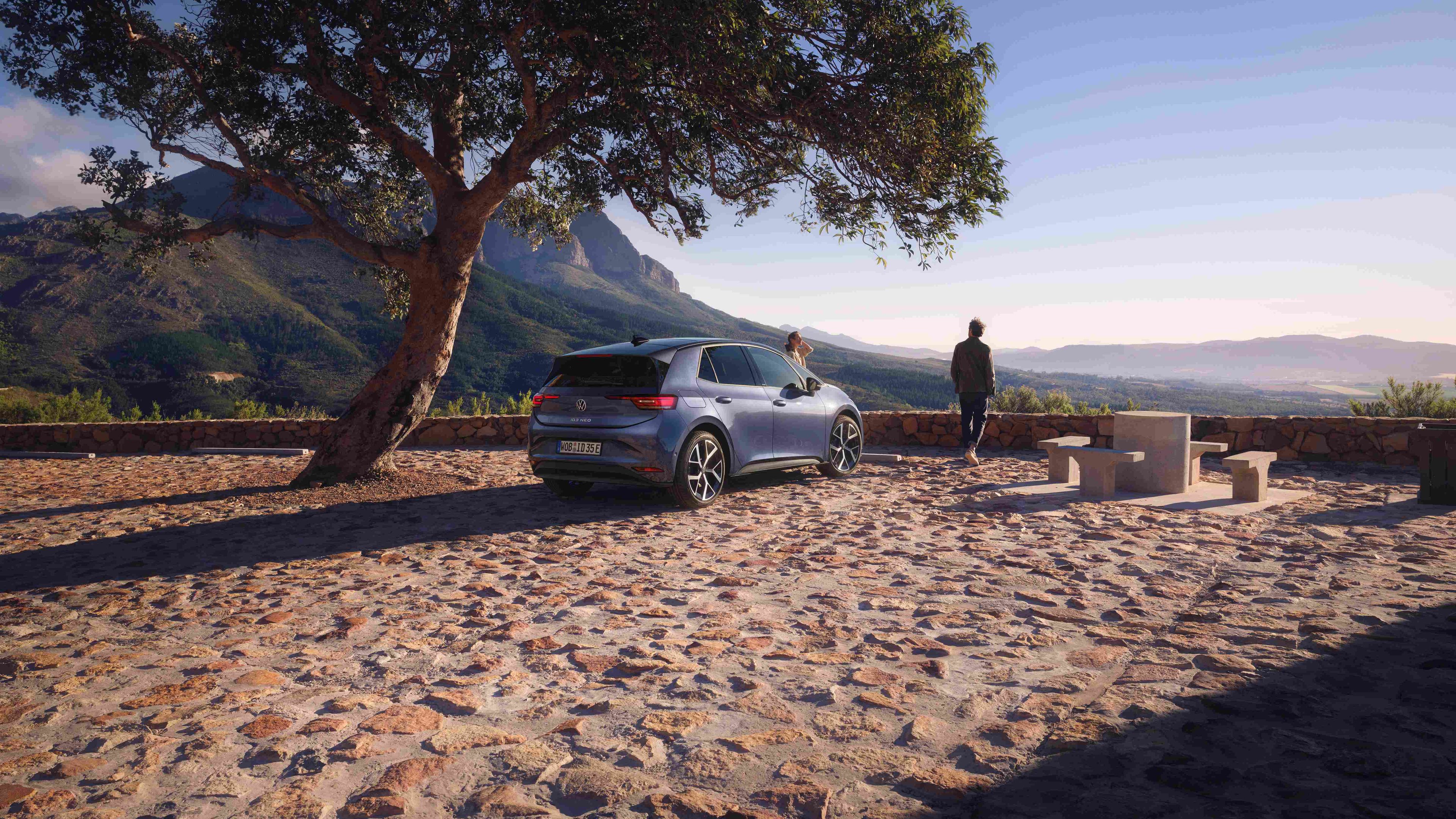 ID.3 Neo zaparkované na parkovisku v horách s výhľadom na kopce a do doliny.