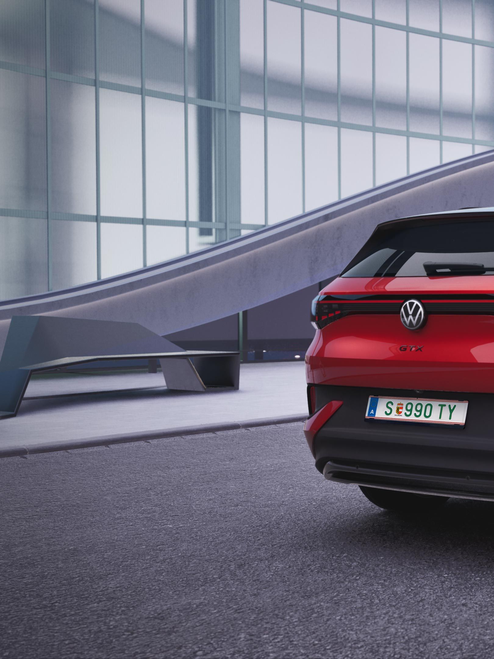 Červené SUV Volkswagen ID.4 GTX zaparkované pred modernou budovou so sklenenou fasádou. Automobil má čiernu sklenenú strechu a čierne disky kolies. V pozadí je futuristická architektúra.