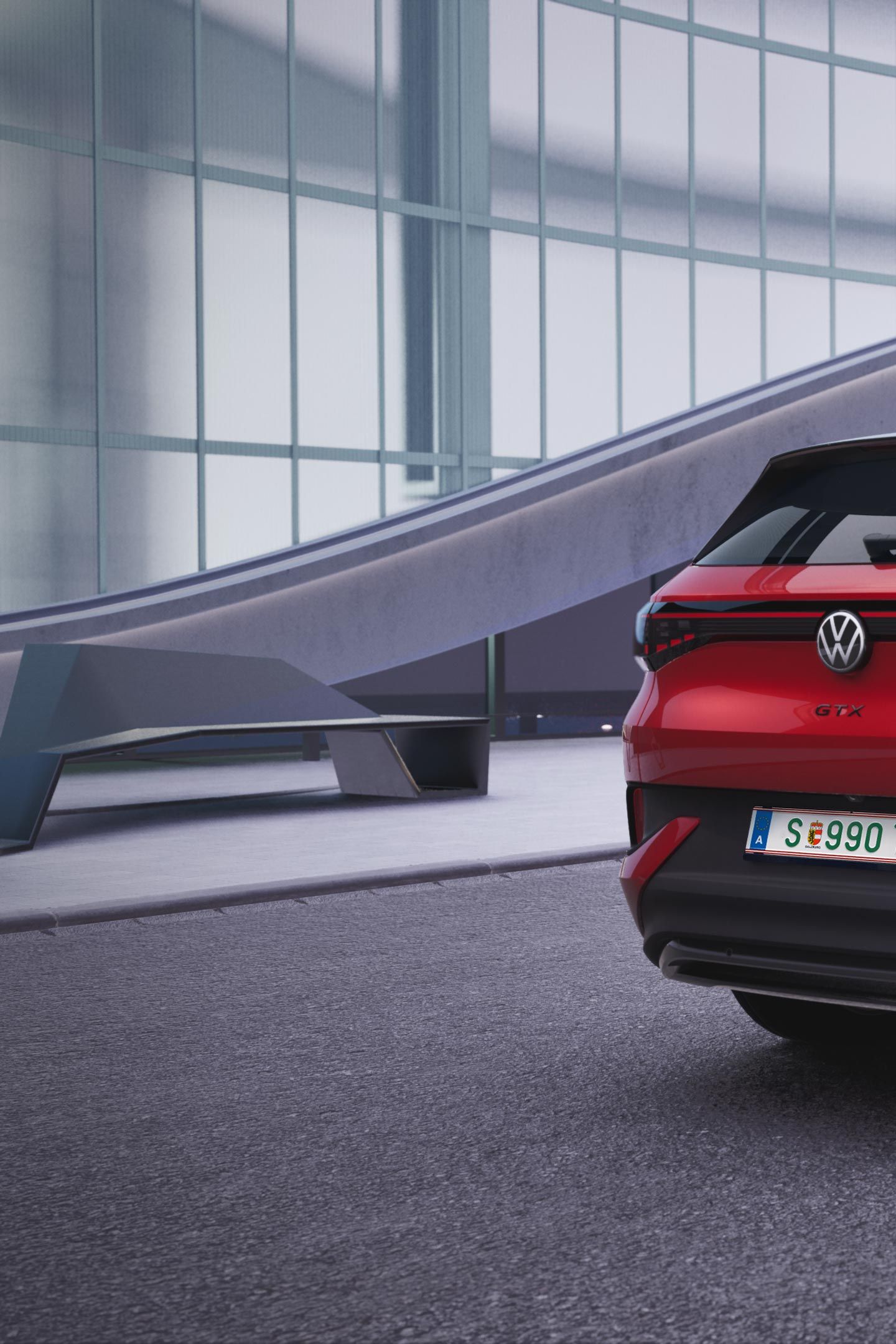 Červené SUV Volkswagen ID.4 GTX zaparkované pred modernou budovou so sklenenou fasádou. Automobil má čiernu sklenenú strechu a čierne disky kolies. V pozadí je futuristická architektúra.