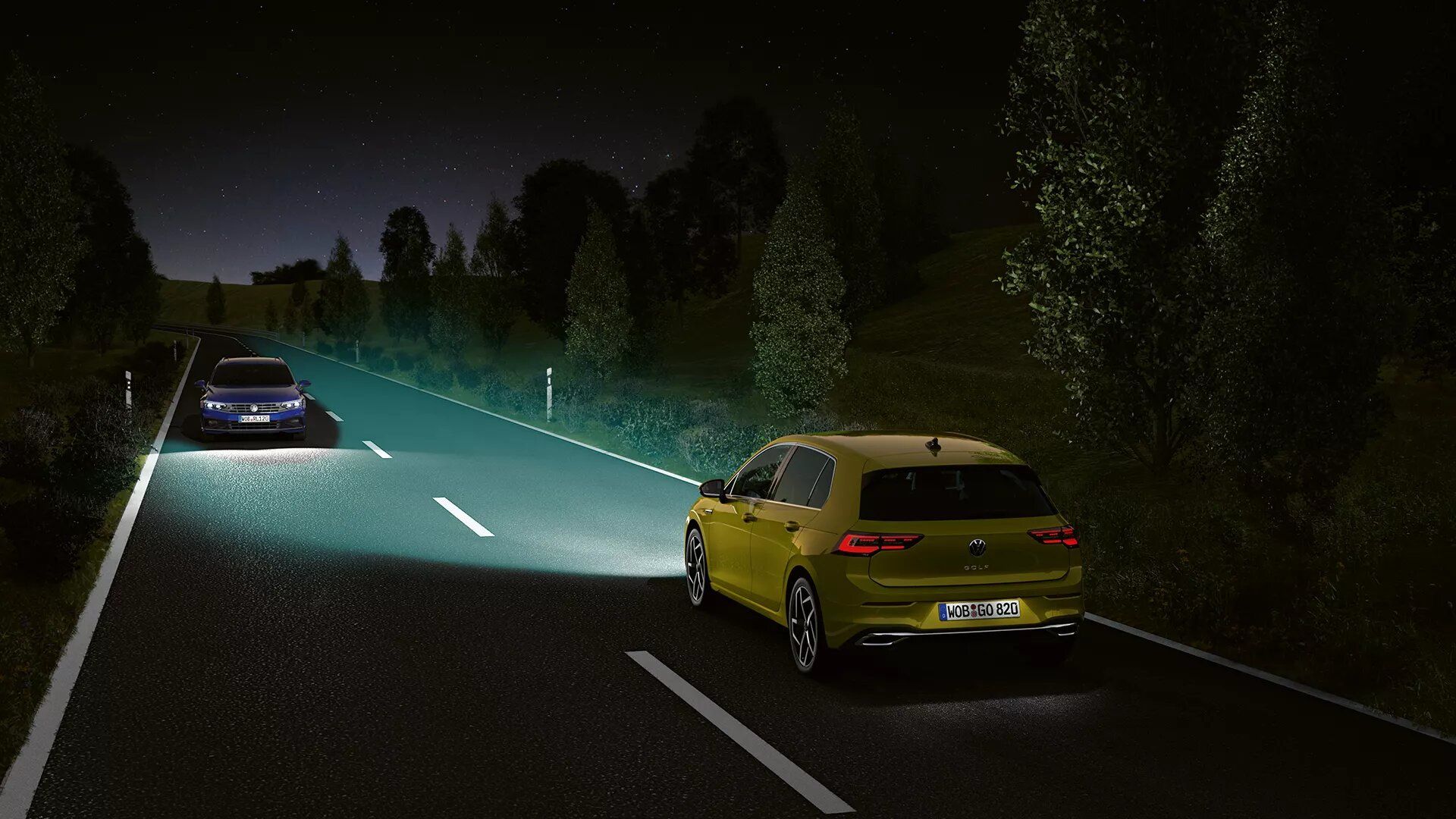 Žltý Golf jazdí v noci po ceste prvej triedy a používa funkciu Light Assist