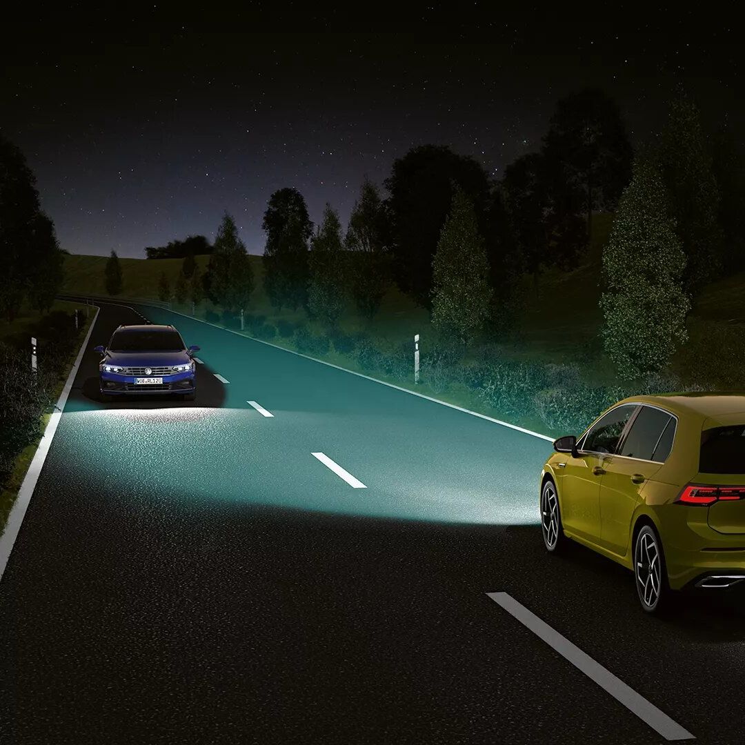 Žltý Golf jazdí v noci po ceste prvej triedy a používa funkciu Light Assist