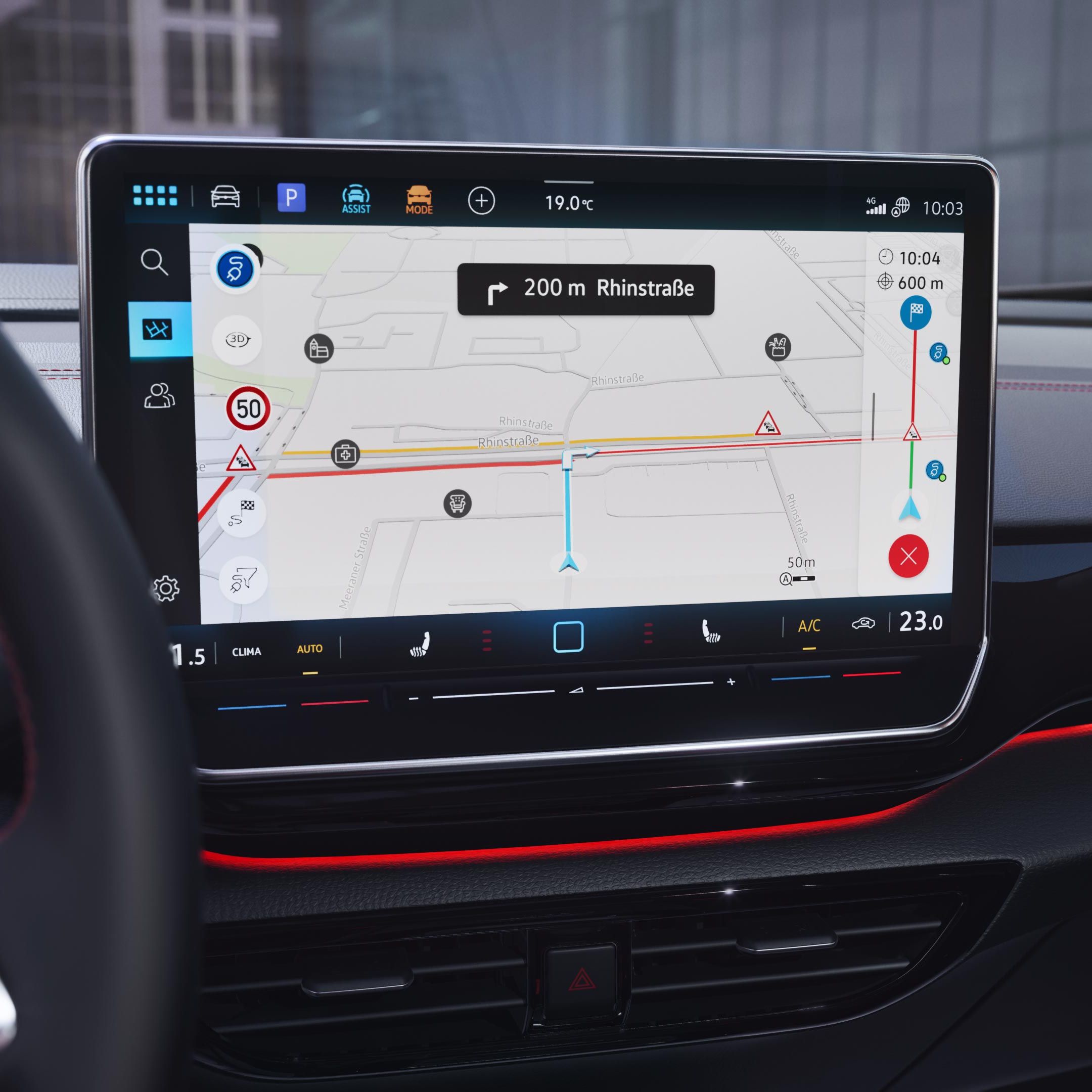 Detailný záber na displej systému infotainment vo VW ID.4 GTX. Na displeji je zobrazuje navigačná mapa a ďalšie funkcie.