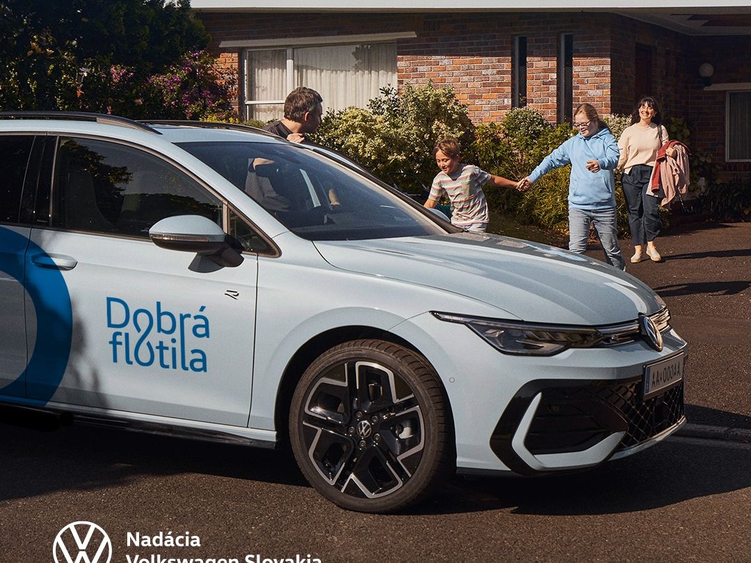 Rodina s dvomi väčšími deťmi ide z domu k svojmu vozidlu Volkswagen.