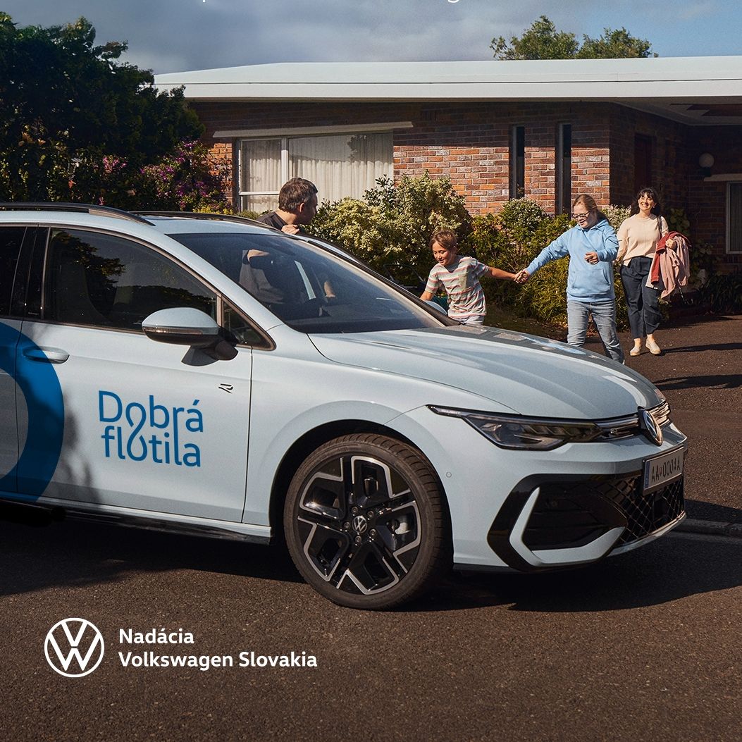 Rodina s dvomi väčšími deťmi ide z domu k svojmu vozidlu Volkswagen.