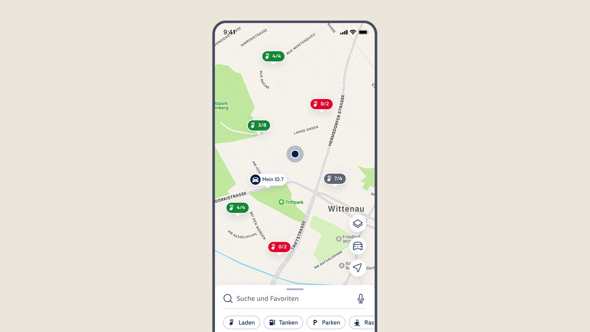 Zobrazenie v aplikácii Volkswagen s mapou, polohou vozidla a  nabíjacími stanicami v okolí.