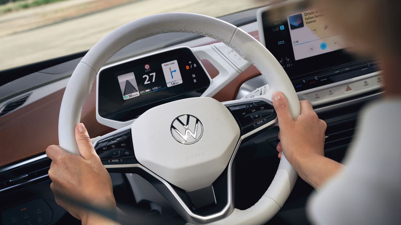 Interiér VW ID.4, detailný pohľad na biely multifunkčný volant.
