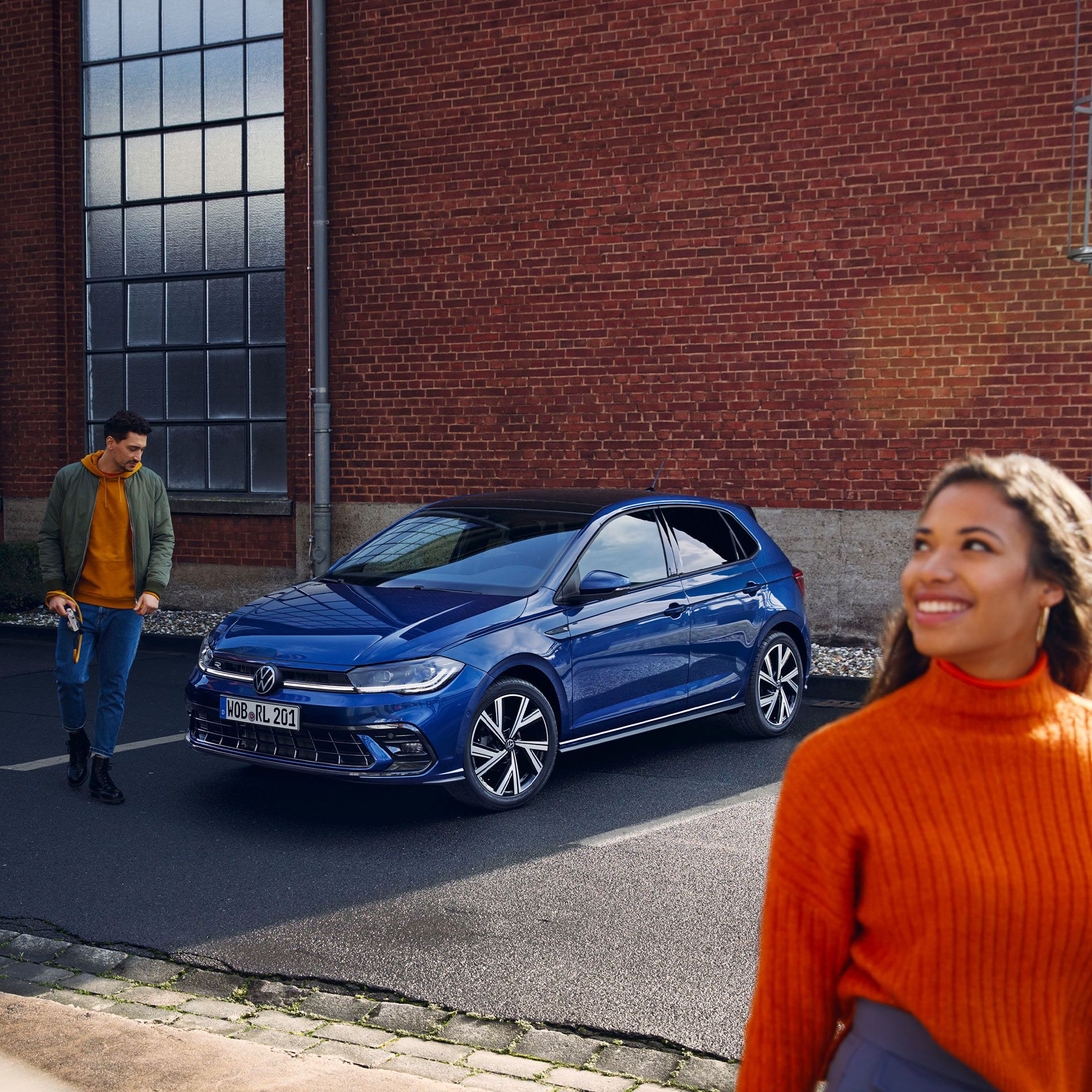 Žena a muž odchádzajú od zaparkovaného VW Polo