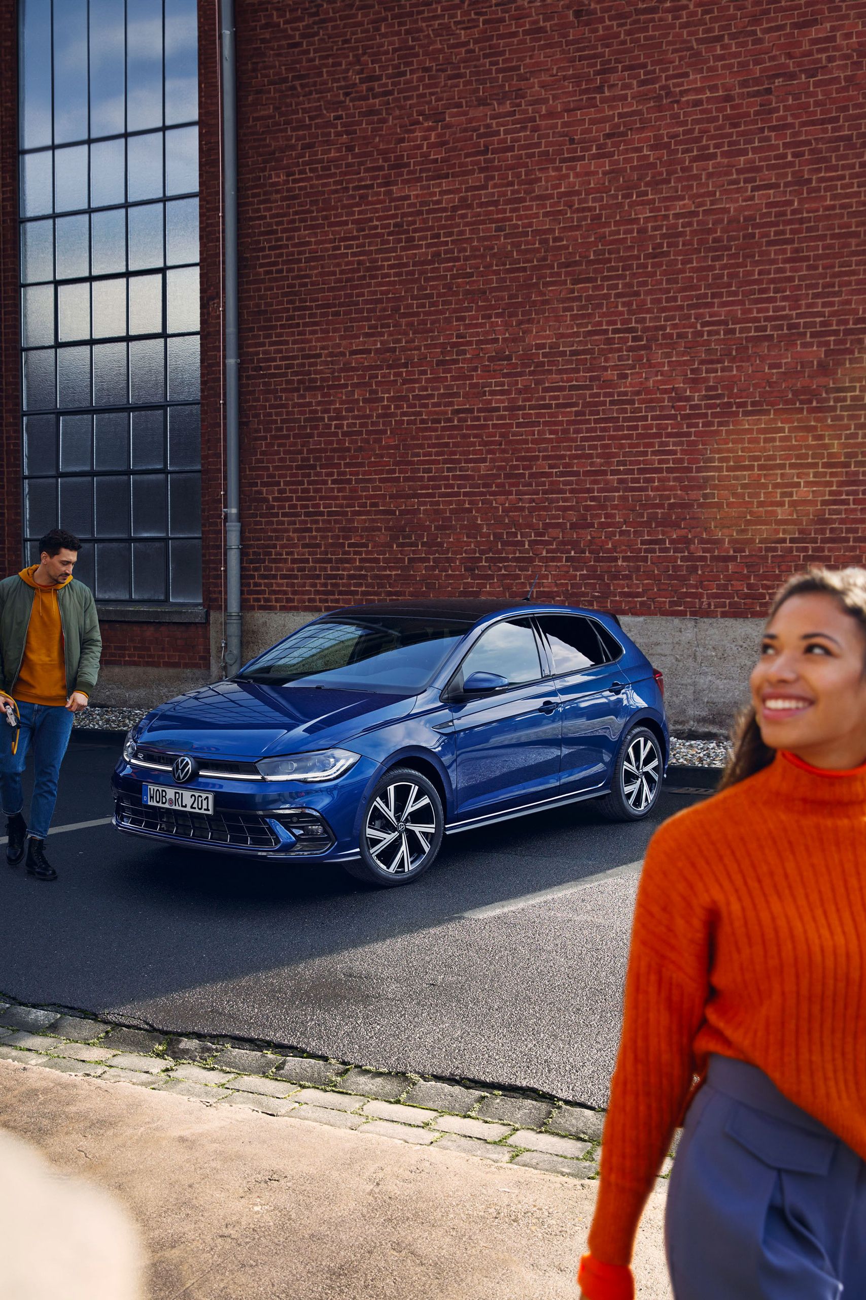 Žena a muž odchádzajú od zaparkovaného VW Polo