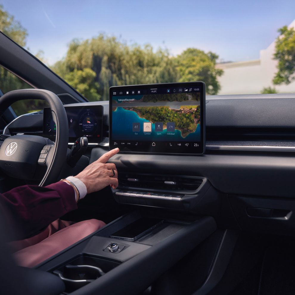 Žena ťuká na stredový displej vo vozidle VW ID.3 Neo