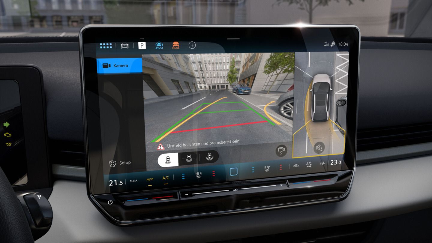 Detailný pohľad na veľký displej vozidla VW T-Roc. Na displeji je viditeľný pohľad na okolie „Area View“.