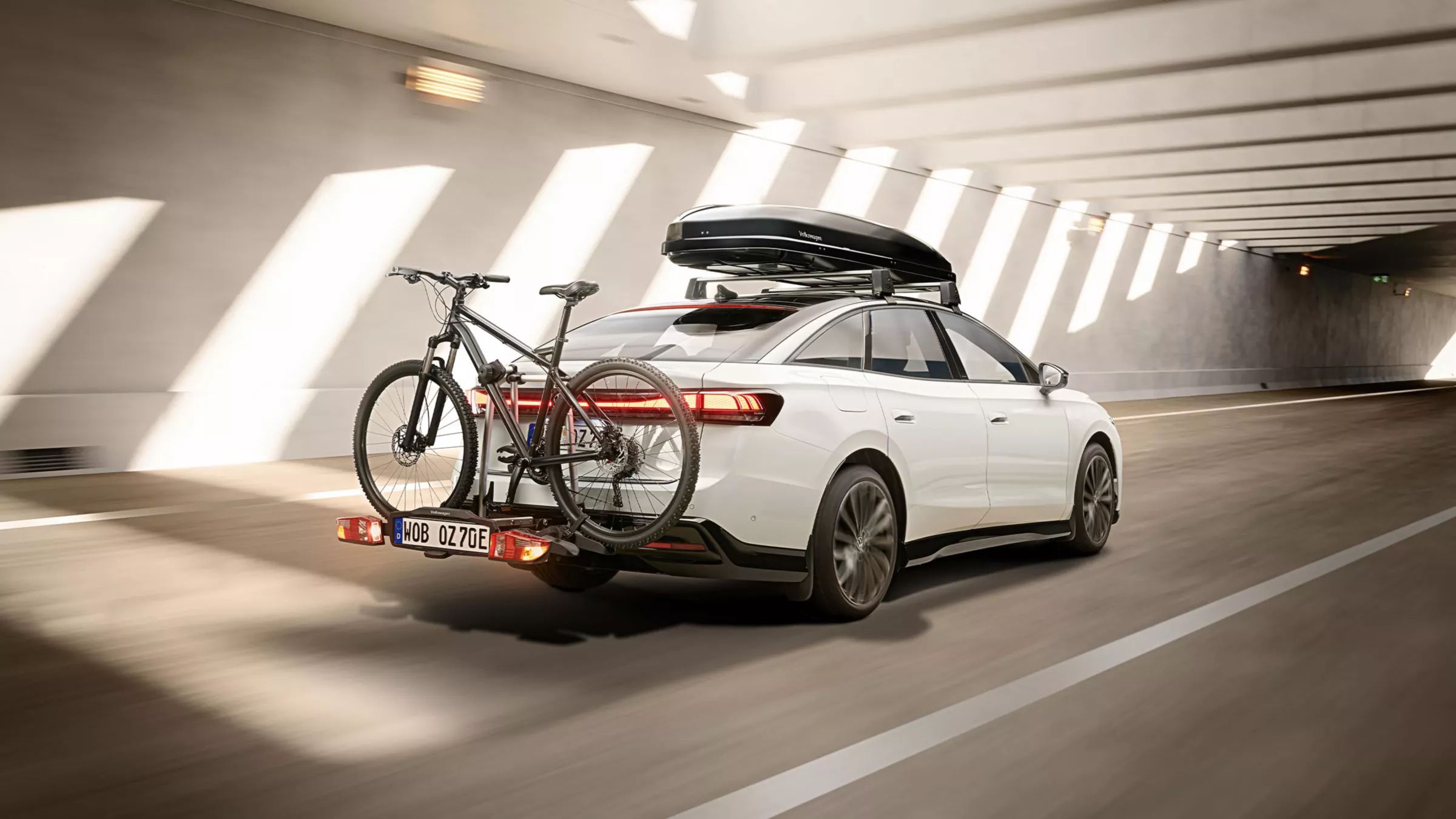 VW ID.7 vybavený nosičom bicyklov a strešným boxom od VW Accessories
