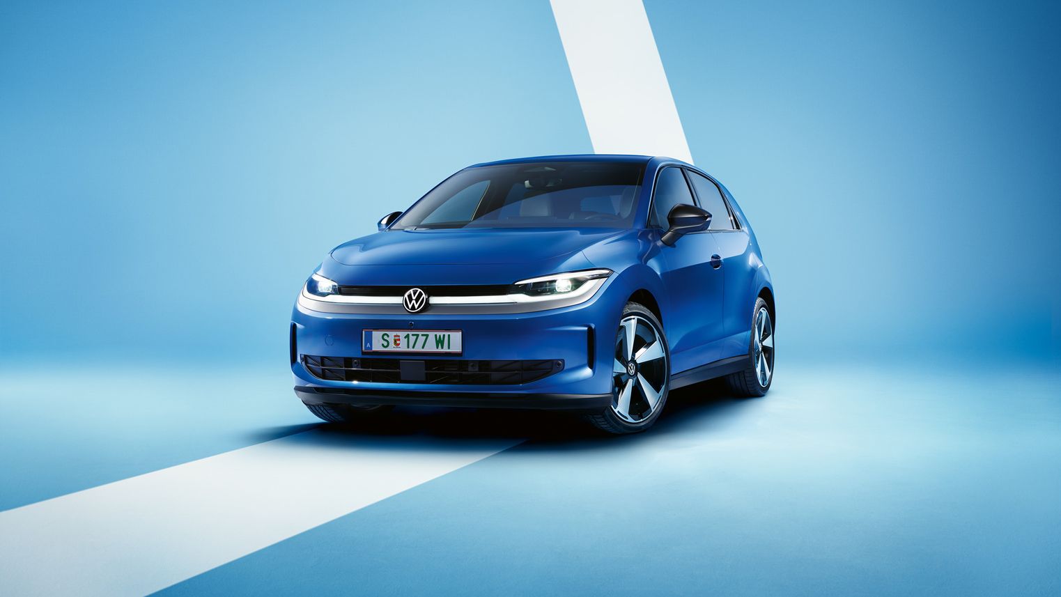 Modrý VW ID. Polo Style z predného bočného uhla na svetlomodrom pozadí.