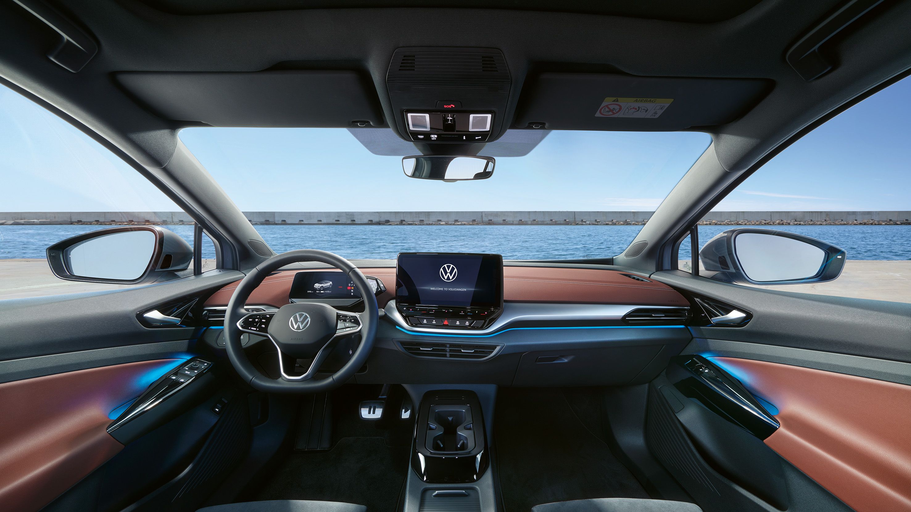 Pohľad do interiéru VW ID.5, pohľad na predné sedadlá, volant a palubnú dosku zozadu