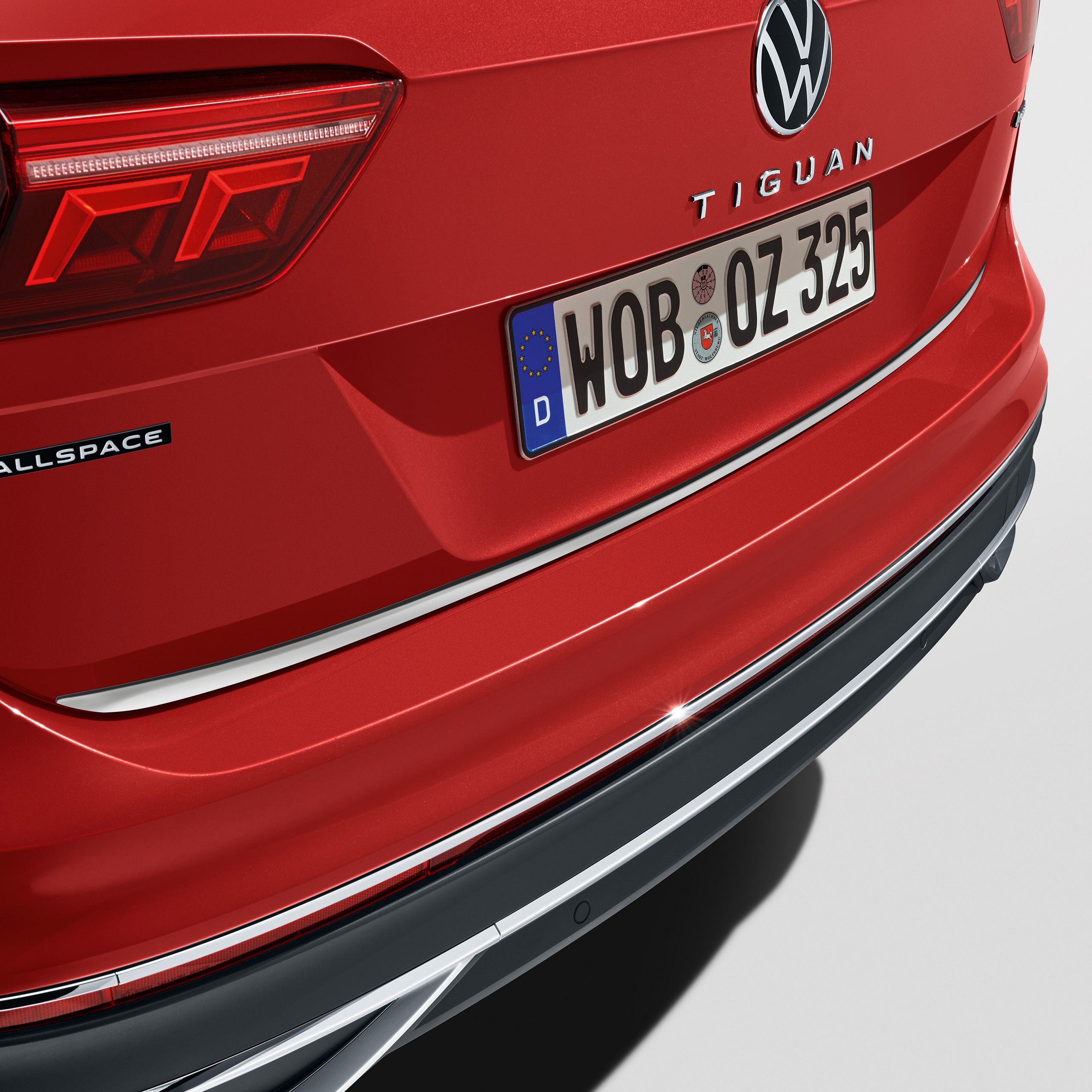 Červený VW Tiguan Allspace, ochranná lišta na zadné dvere od VW Accessories