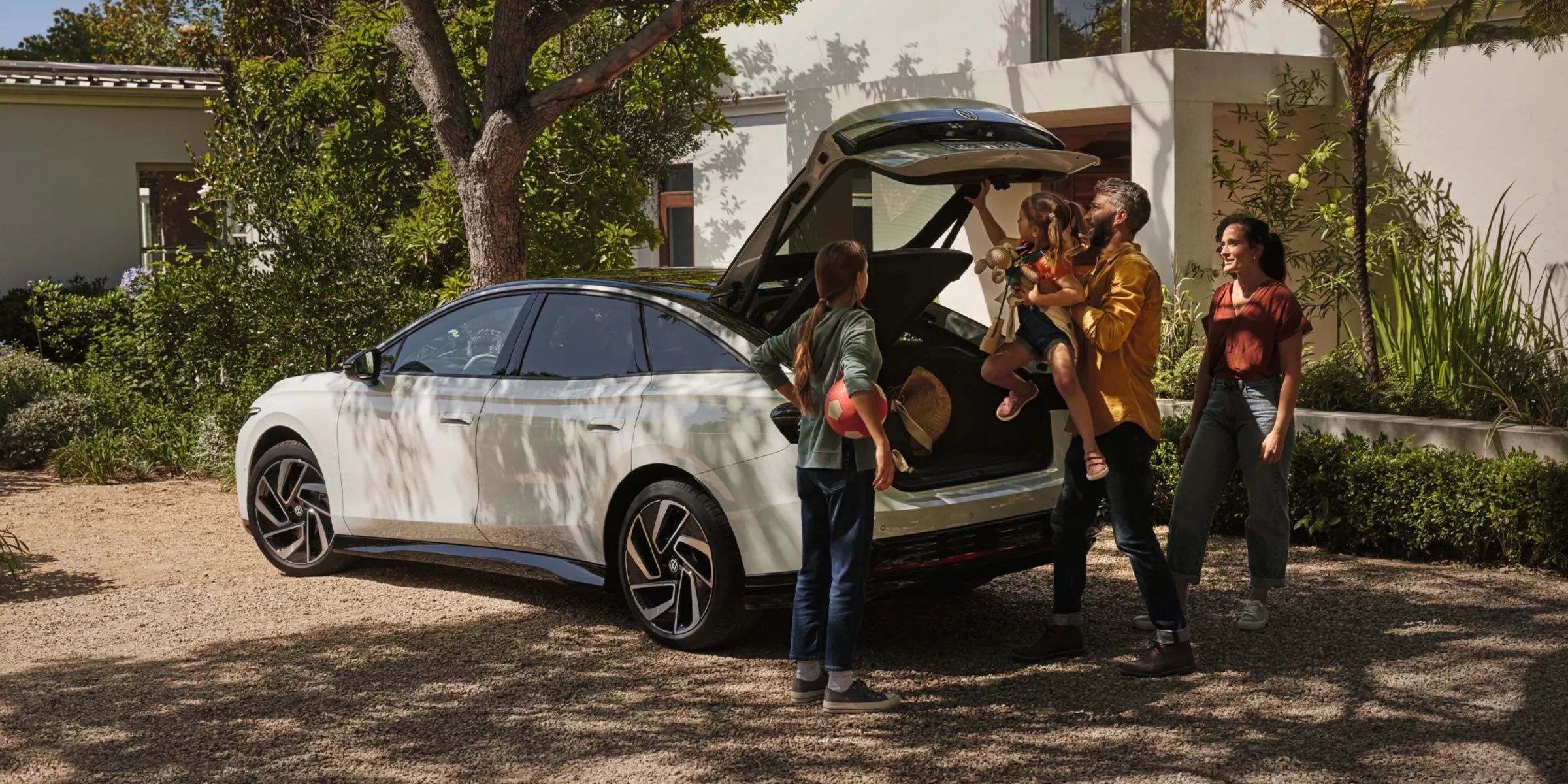 Rodina pri otvorenom batožinovom priestore vozidla VW ID.7
