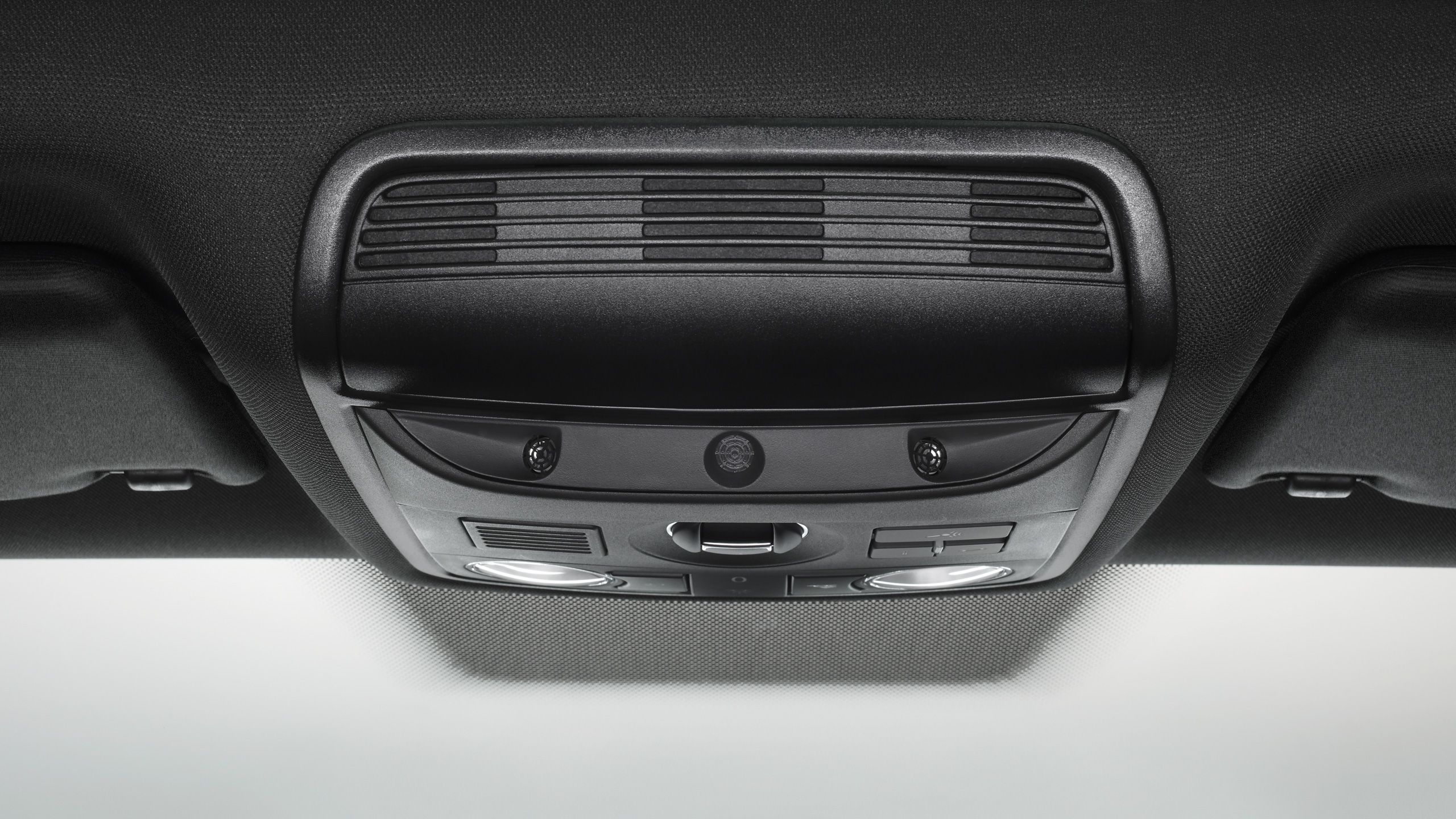 Stropné osvetlenie a ventilácia s integrovanými kamerami. Zariadenie je čiernej farby. Nachádza sa na stropnom paneli automobilu.