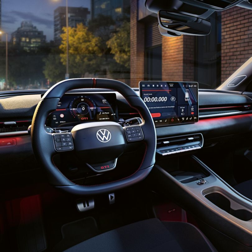 Pohľad na kokpit modelu VW ID. Polo GTI pri večernom osvetlení.