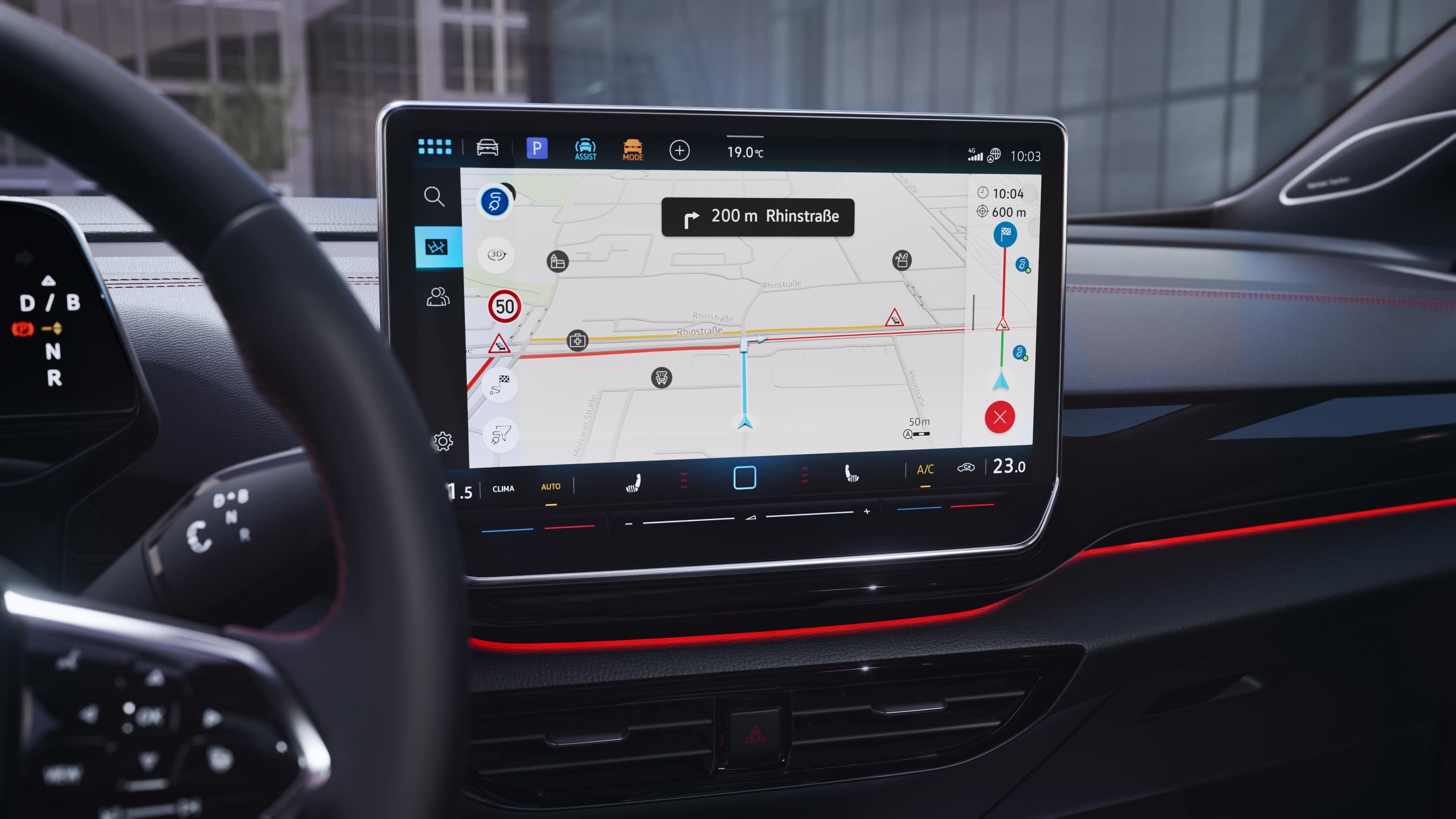 Detailný záber na displej systému infotainment vo VW ID.4 GTX. Na displeji je zobrazuje navigačná mapa a ďalšie funkcie.