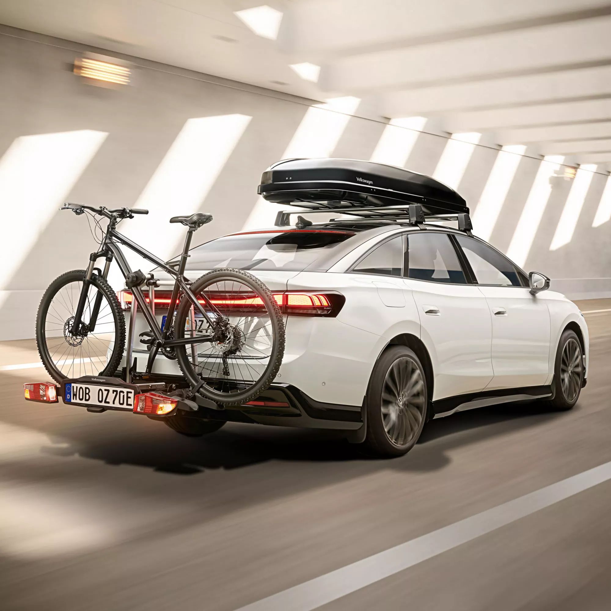 VW ID.7 vybavený nosičom bicyklov a strešným boxom od VW Accessories