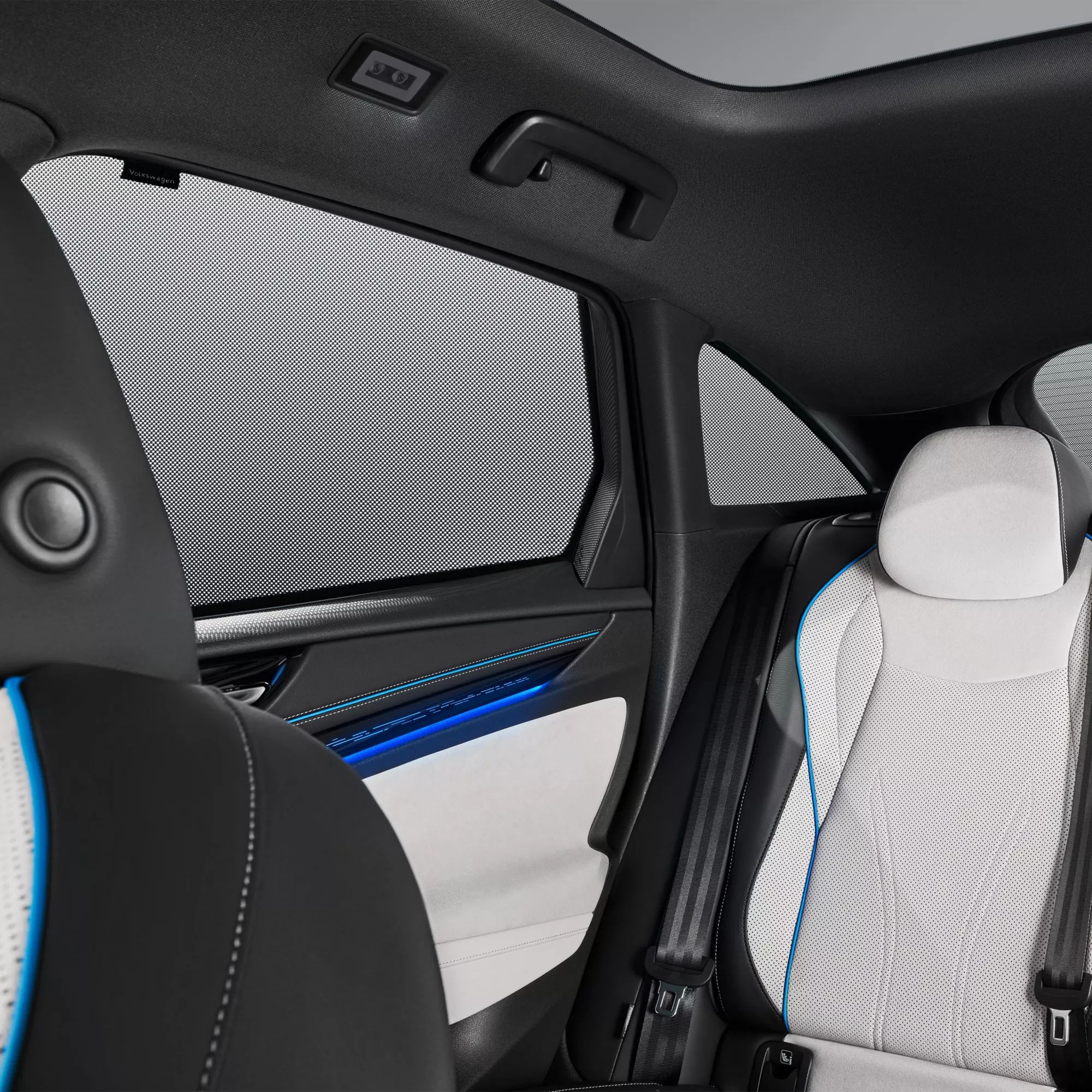 Pohľad na zadné sedačky VW ID.7 – slnečné clony z príslušenstva VW v centre pozornosti