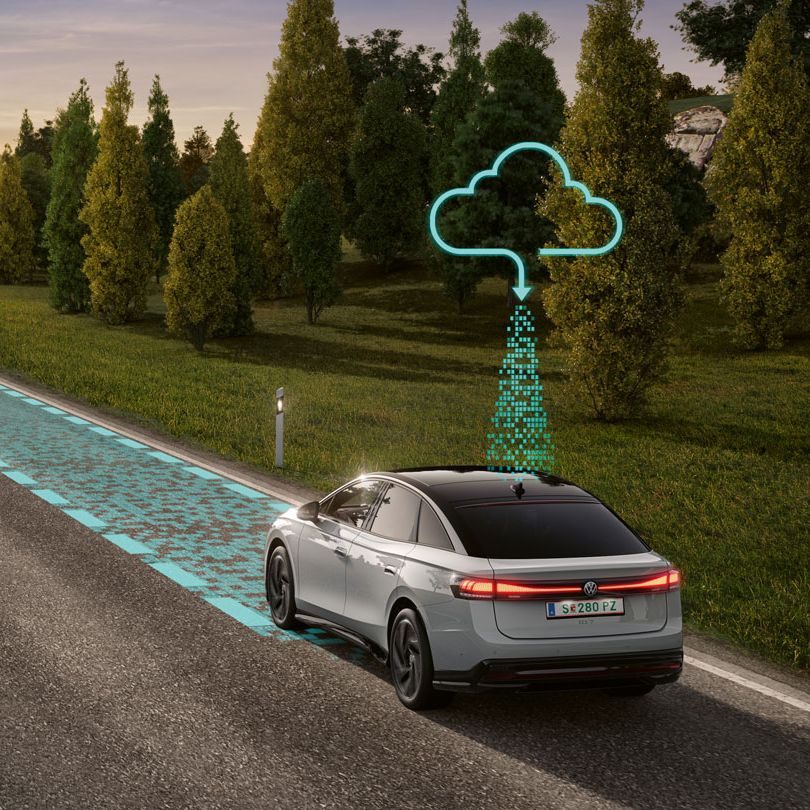 Dve vozidlá jazdia po ceste, ktorú lemuje zeleň a stromy. Grafika zobrazuje fungovanie systému Connected Travel Assist.