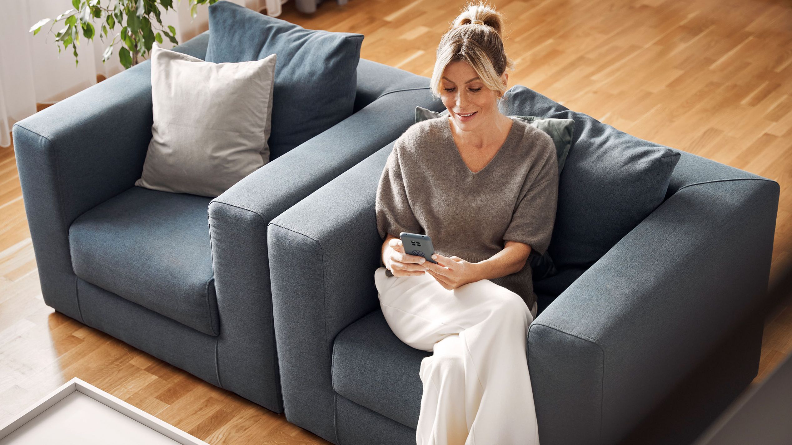 Žena si na svojom smartfóne prezerá najnovšie aktualizácie softvéru ID.