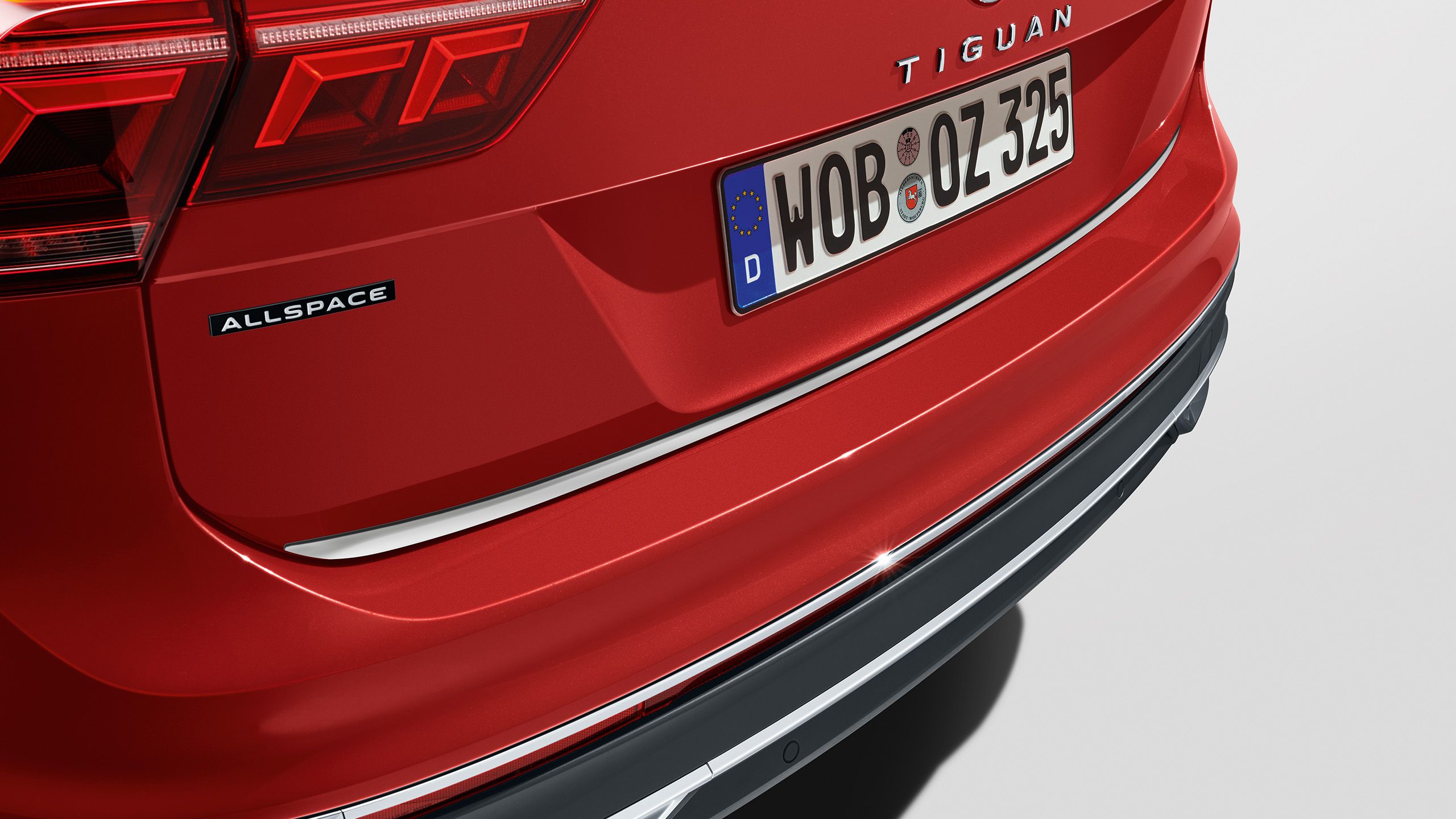 Červený VW Tiguan Allspace, ochranná lišta na zadné dvere od VW Accessories