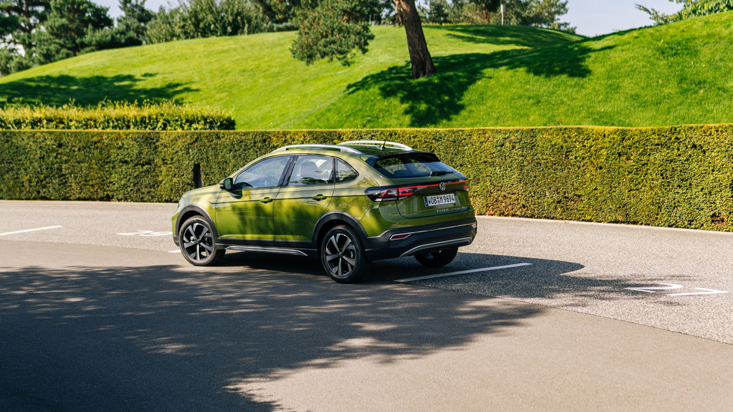 VW Taigo parkuje na ceste
