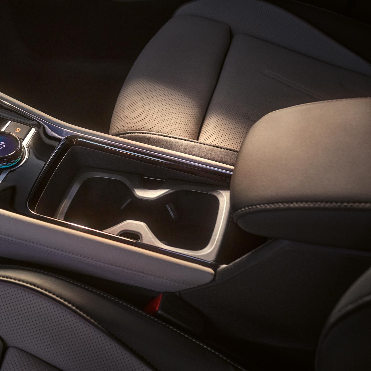 Detail interiéru VW Tiguan so zameraním na stredovú konzolu s tlačidlom na prepínanie jazdných režimov.
