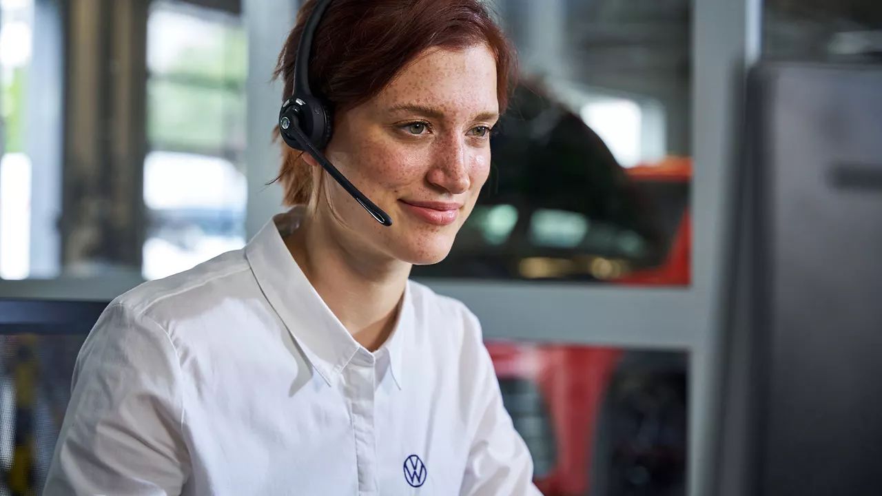 Zamestnankyňa VW v servise telefonuje so zákazníkom