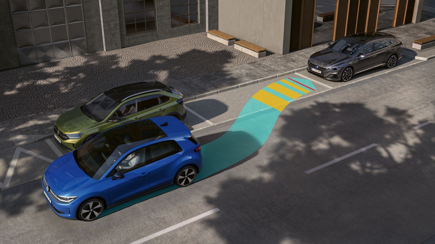 Na obrázku je vozidlo VW ID. Polo, ktoré pomocou systému Park Assist Plus cúva na bočné parkovacie miesto.