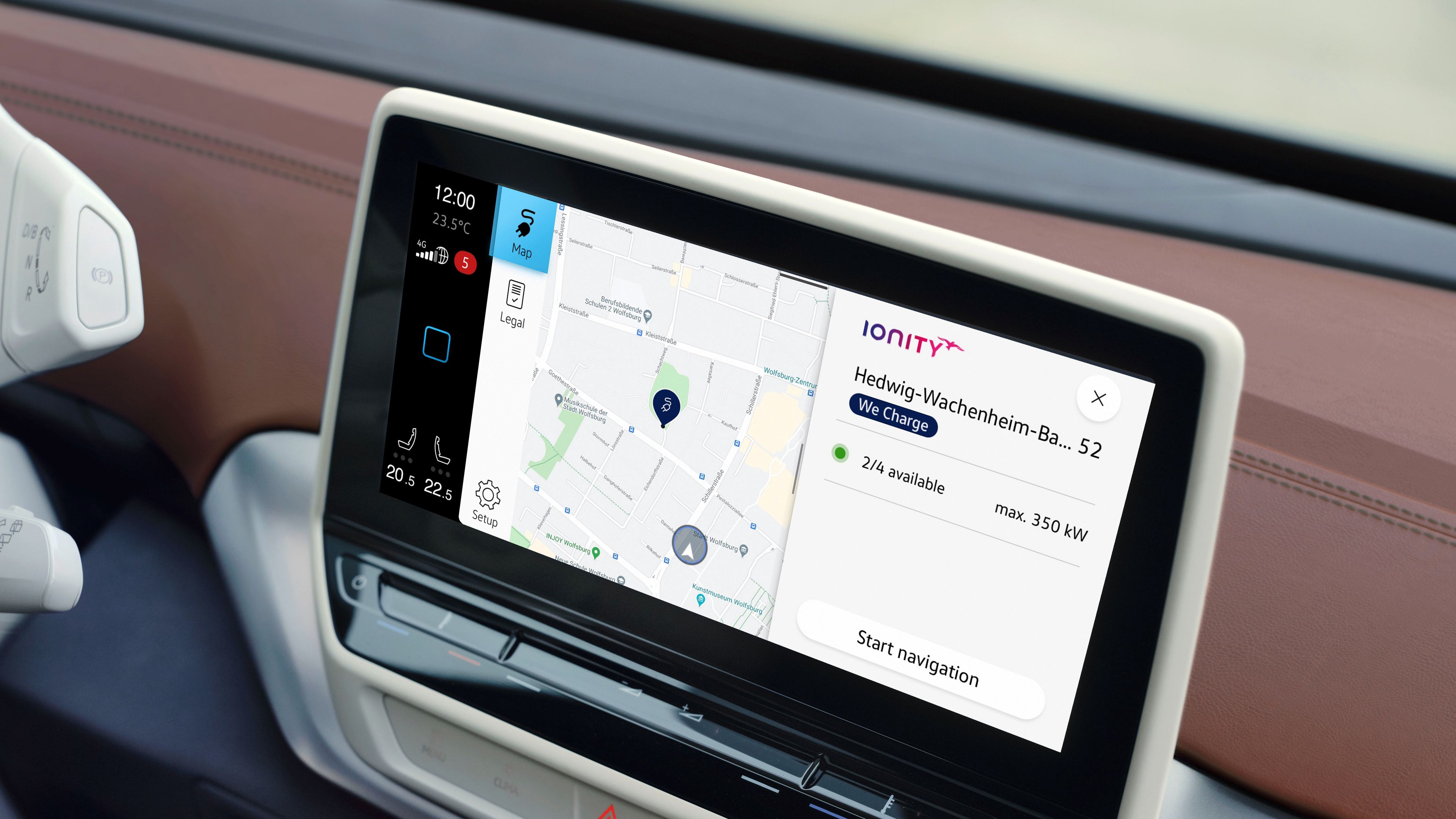 Pohľad na digitálny kokpit vo vozidle Volkswagen ID. Na displeji sa zobrazí ovládacie rozhranie služby We Charge.