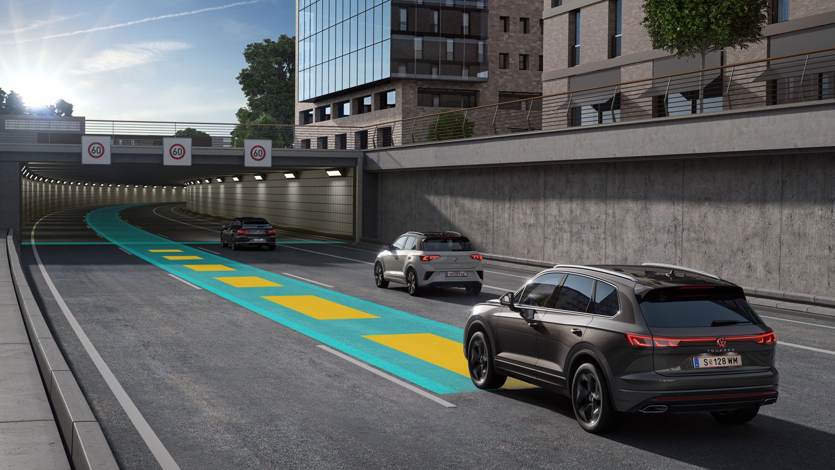 VW Volkswagen Touareg jazdí po diaľnici smerom do tunela. Grafika zobrazuje fungovanie systému Travel Assist.